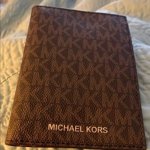 MICHAEL KORS
Bedford Travel Passport Wallet